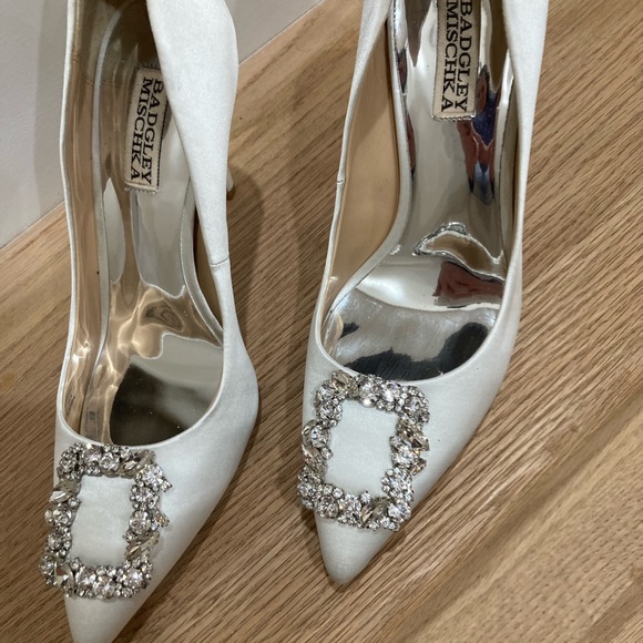 Badgley Mischka White Heels with Crystal Embellishment Size 8.5 - Picture 13 of 13